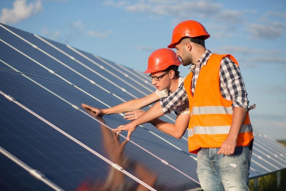 Pracownicy sprawdzający panele słoneczne
